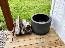 Charming Cabin Surrounded by Woods and Fields in Oberlin, Ohio，位于Oberlin的酒店