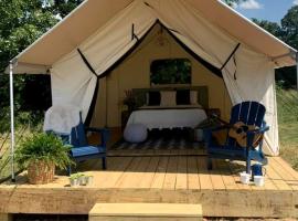 Fantastic Safari Tent Rental Ideal for Glamping in Missouri，位于Jane的酒店