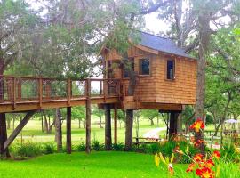 Romantic and Unique Tree House Rental on a Private Ranch in Central Texas，位于Waelder的酒店