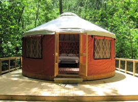 Amazing West Virginia Glamping Retreat for Groups on the Potomac River，位于Paw Paw的酒店