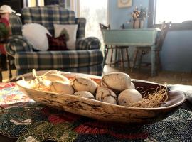 New York Tiny House Ideal for a Romantic Getaway in the Adirondack Mountains，位于Bakers Mills的酒店