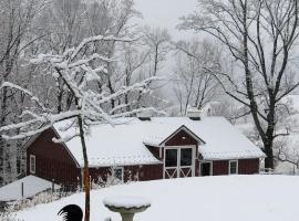 Lovely Barn Rental with Activities near Shenandoah National Park, Virginia，位于Sperryville的酒店