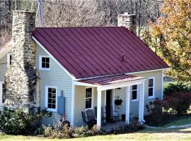 Historic Cabin near Luray Caverns Perfect for a Family Vacation in Virginia，位于Sperryville的酒店