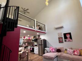 Unique Barbie-Themed Pink Cabin in Black Mountain, North Carolina，位于黑山的酒店