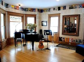 Charmingly Historic Cottage Rental Perfect for Large Groups in Aurora, New York，位于Aurora的酒店