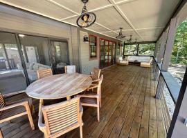 Lakefront Cabin with Two Decks and Back Yard in Tennessee，位于Tracy City的酒店