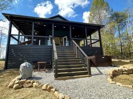 Lofted Tiny Retreat with Private Lake Dock and Spa in Tennessee，位于Tracy City的酒店