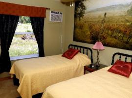 Charming Suite Rental with Peaceful Views near Lake Pend Oreille in Idaho，位于Careywood的酒店