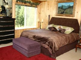 Romantic Getaway for Two in a Peaceful Suite near Coeur d'Alene, Idaho，位于Careywood的酒店