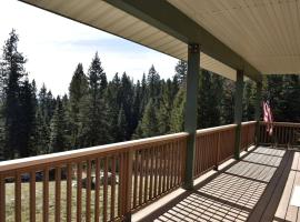 Off-The-Grid Cottage Rental with 360-Degree Mountain Views near Cascade, Idaho，位于卡斯凯德的酒店
