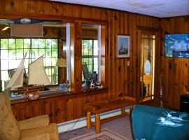 Rustic Lakefront Cottage Rental for Four on Randall Lake, Michigan，位于科尔德沃特的酒店