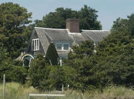 Upscale Waterfront Cottage Rental for Twelve in Cape Cod, Massachusetts，位于Bass River的酒店