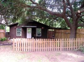 Riverfront Cabin Rental with a Fishing Pier near Baton Rouge, Louisiana，位于Ventress的酒店