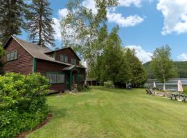 Tranquil Cabin on a Lake with Private Porch near Lebanon, New Hampshire，位于Lyme的酒店