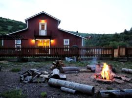 Luxurious Pet-Friendly Vacation Rental close to Mirror Lake in Kamas, Utah，位于Kamas的酒店