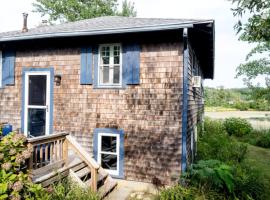 Charming 20th-Century Cape Cod Cottage Rental in Woods Hole, Massachusetts，位于伍兹霍尔的酒店
