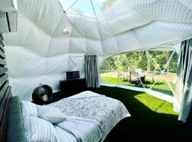 Riverfront Cozy Dome with Patio and Fire Pit in Missouri，位于Nixa的酒店
