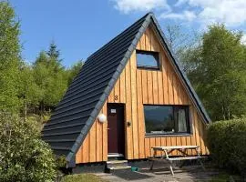1 Bedroom Cabin with Mountain & Loch Views - Quiet Location between Glencoe & Ben Nevis