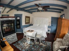 Luxury Vacation Rental with Indoor Pool near Blue Mountains, Pennsylvania，位于Lehighton的酒店