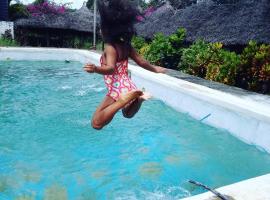 Travellers Inn Resort Malindi，位于马林迪的带停车场的酒店