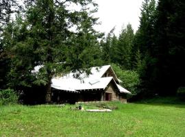 Immaculate Cabin Rental with a Hot Tub next to Lake Pend Oreille in Bonner County, Idaho，位于Sagle的酒店