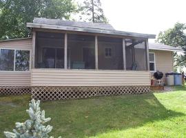Lakefront Cabin Rental with a Screened-In Porch near Pequot Lakes, Minnesota，位于Pine River的酒店