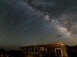 Desert Cabin Rental with Beautifully Furnished Patios near Capitol Reef National Park，位于托里的酒店