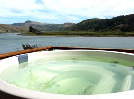Beautifully Furnished Cottage Rental with Hot Tub on the Russian River, California，位于詹纳的酒店