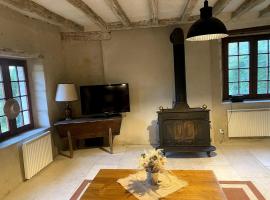Country cottage，位于Saint-Laurent-de-Lin的酒店