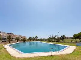 Campo de golf, piscina y padel
