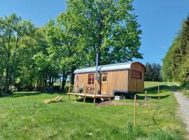 Benno der Wagen - kreativ gestaltetes Tiny House AM WALDRAND Nahezu Alleinlage Rennsteig Gr&uuml;nes Band NATUR PUR Hund willkommen，位于Tettau的小屋