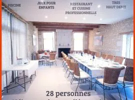 Domaine à proximité de Chinon avec piscine, billard, pétanque, jeux pour enfants