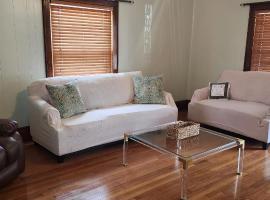 Small-town bungalow downtown，位于Pineville的酒店