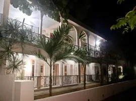 Whitehouse - Beachfront 1-Bedroom Apt with WiFi