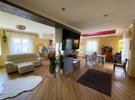 VILLA DAL PESCATORE Apartment - Elegant Retreat between Anzio & Nettuno with Garden and refined Patio - Train Station 500mt，位于内图诺的酒店