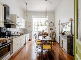Chambre chez l'habitant, calme, 10 mins de la plage, douche et WC privatifs，位于尼斯的酒店