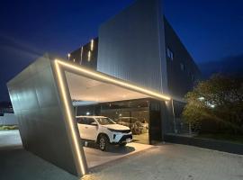 232 Concept Hotel，位于卡鲁阿鲁奥斯卡拉朗杰拉斯机场 - CAU附近的酒店