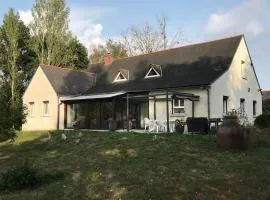Grande Maison au Bord d'un Lac avec Spa, Jardin Clôturé et Proche du ZooParc de Beauval - FR-1-591-336