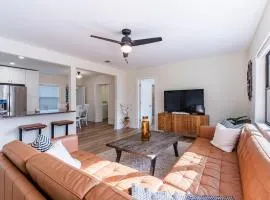 Clearwater Hideaway w Huge Lap POOL 7 min to BEACH