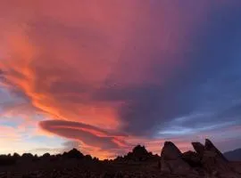 Magical property in the Alabama Hills - HOT TUB
