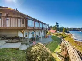 Waterfront PNW Escape with Deck and Beach Access!