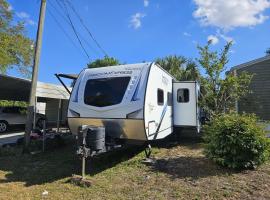 Freedom Express RV，位于可可的露营地