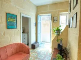 Traditional townhouse near seafront, roof terrace RTHE1-1