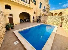 4 Bedroom Holiday Home with Private Pool