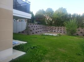 Chambre d'hôte, dans 4 pièces , avec terasse, jardin，位于圣维斯的酒店