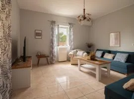 Niki's Garden House - A beautiful 2 bedroom house