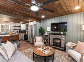 Hot Tub - Fire Pit - River - State Park - King Bed，位于Wingina的酒店