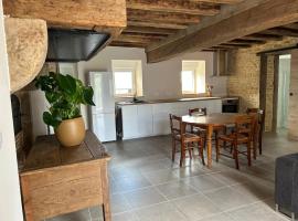 Maison de campagne rénovée，位于Montaron的酒店