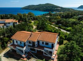 Residence I Due Golfi - Goelba，位于拉科纳的酒店