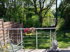 Schwandt-ein Bungalow mit Wasserblick, Ruderboot auf Anfrage，位于Rosenow的酒店